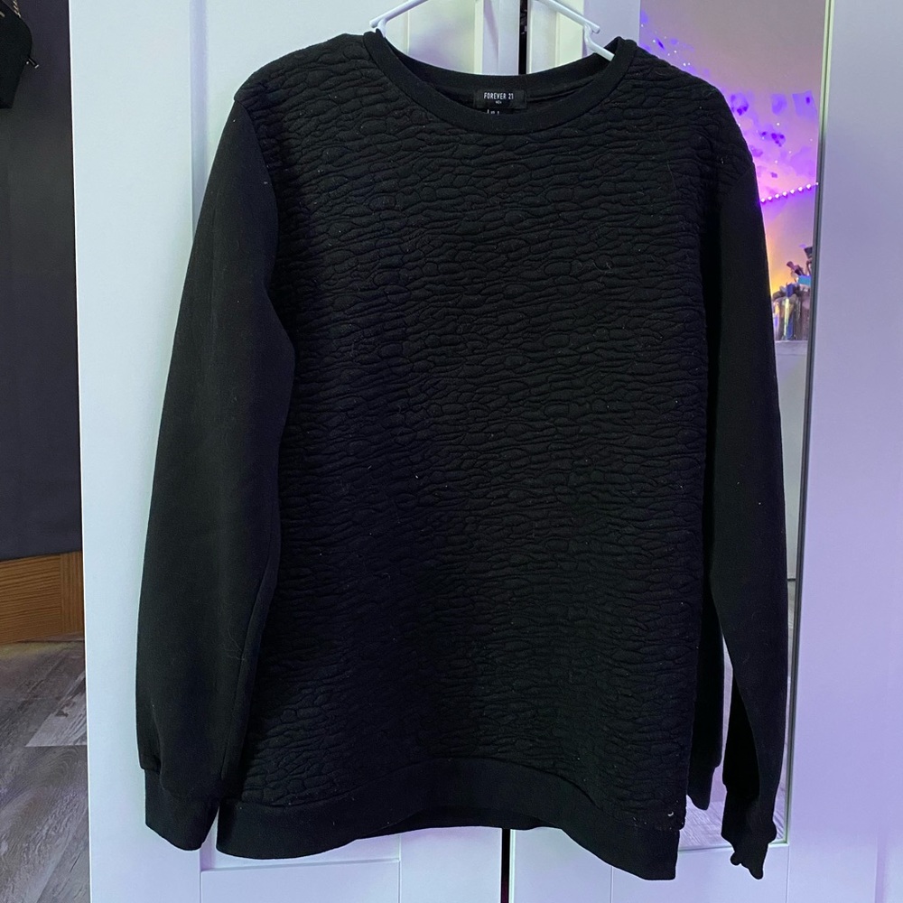 Black relief-patterned sweatshirt